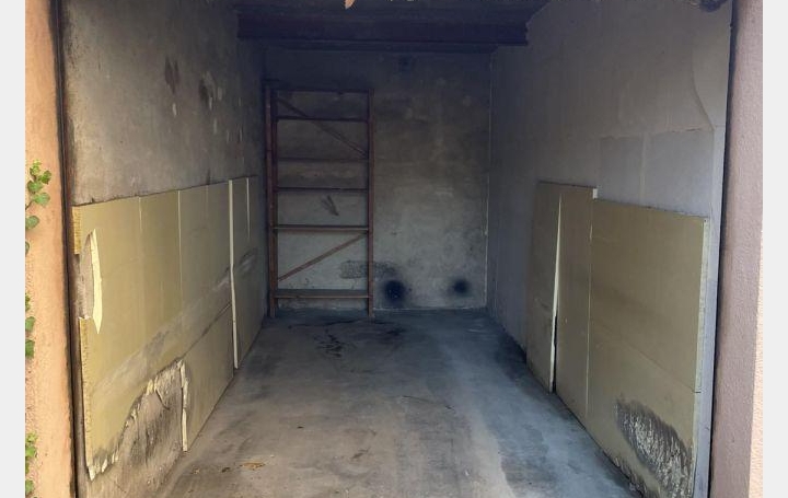 Garage   NIMES  12 m2 80 € 